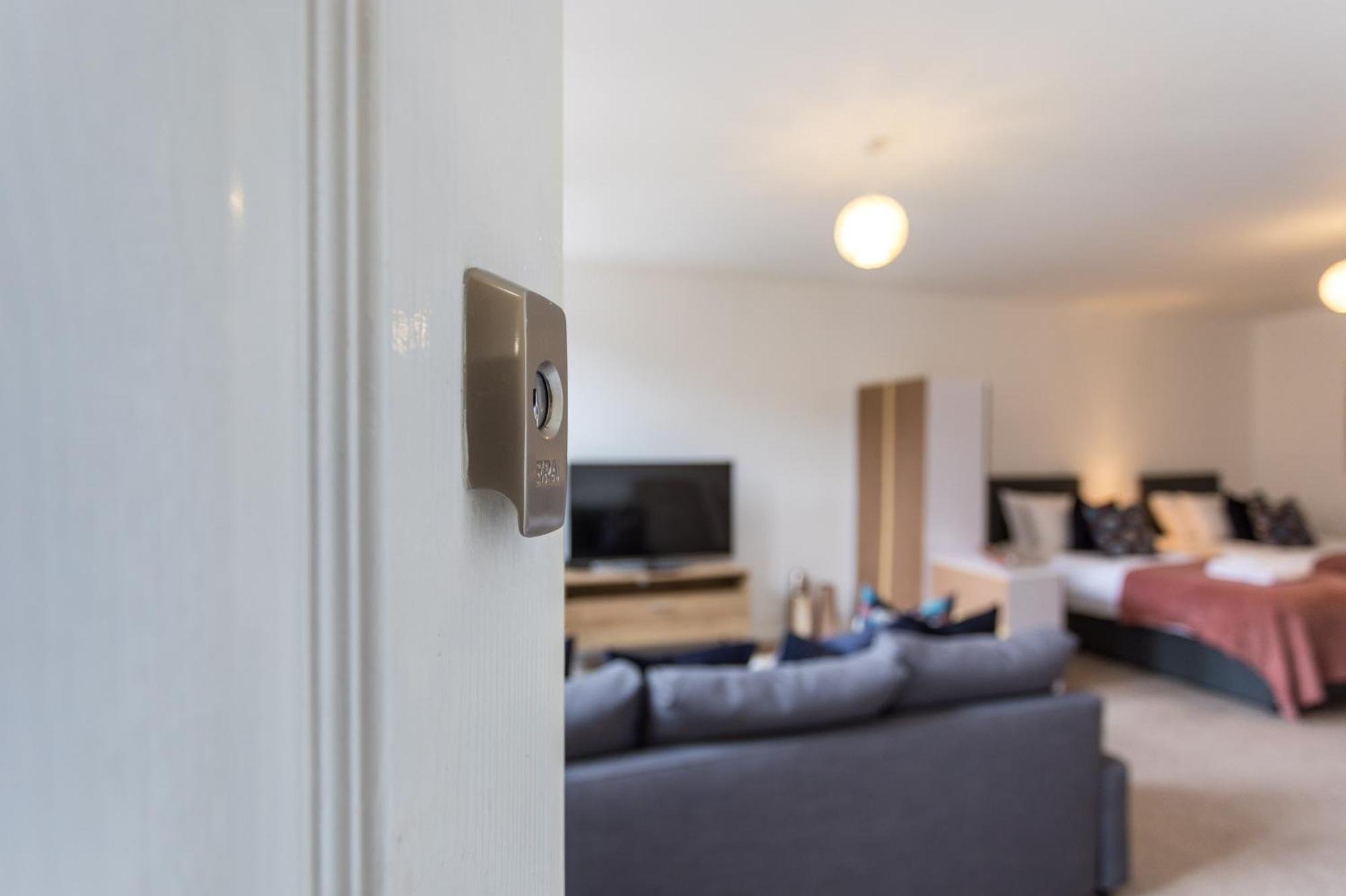 Flat 7- Spacious Studio Flat In The Heart Of Crawley Eksteriør bilde