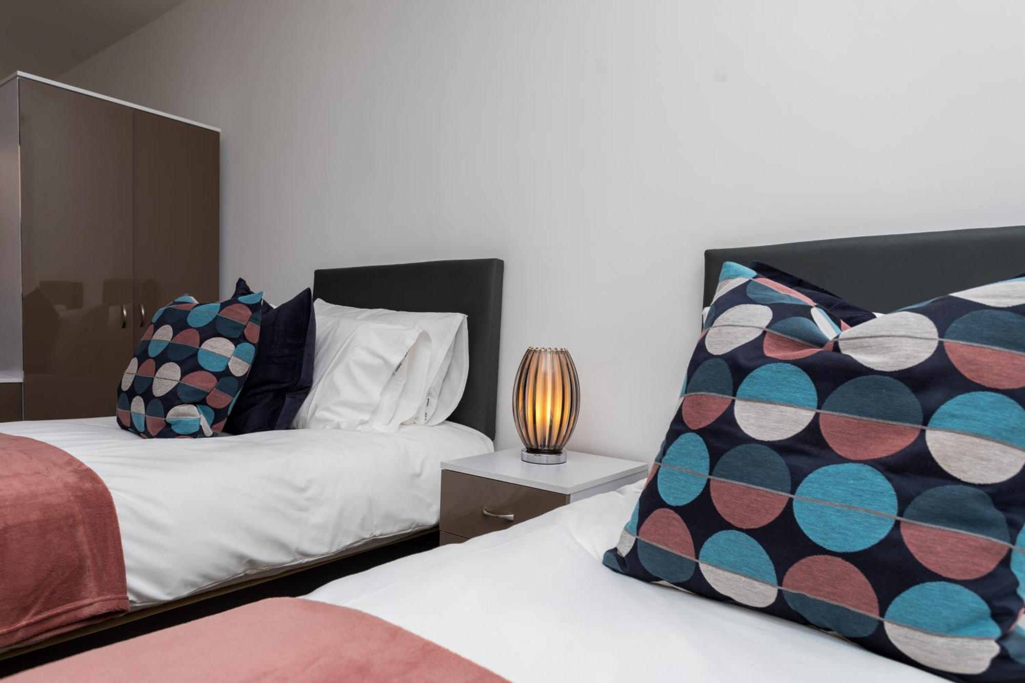 Flat 7- Spacious Studio Flat In The Heart Of Crawley Eksteriør bilde